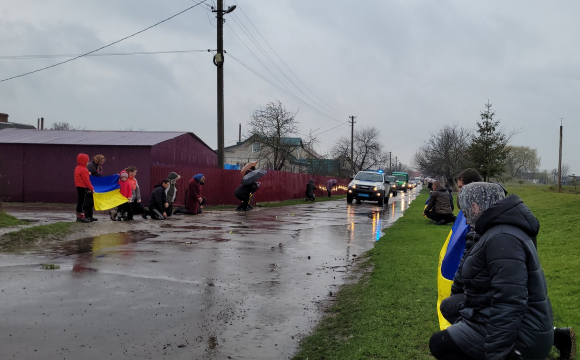 Волиняни навколішки зустріли загиблого Героя. ФОТО