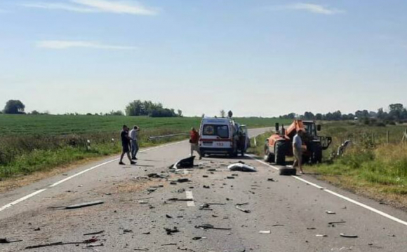 У селі зіткнулись вантажівка та авто: є загиблий. ФОТО/ВІДЕО