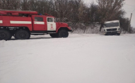 На Волині в снігу застрягла машина з жінкою та дітьми