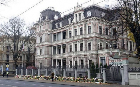 У Ризі, де знаходиться посольство росії, назву вулиці перейменували на Незалежності України