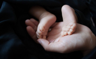 П’яна жінка народила дитину вдома та забула одягнути: немовля померло