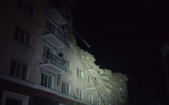 Росія розбомбила готель «Україна»