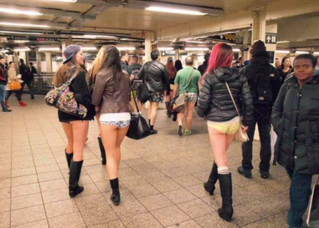 Остался без штанов. No Pants Subway Ride Москва. No Pants Subway Ride 2014. No Pants Subway Ride 2020. В метро без штанов.