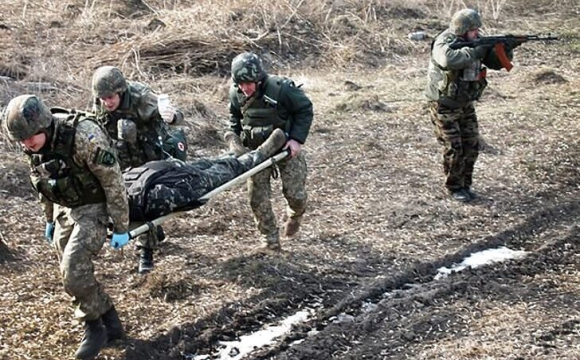 На Донбасі внаслідок обстрілу поранено українського військового