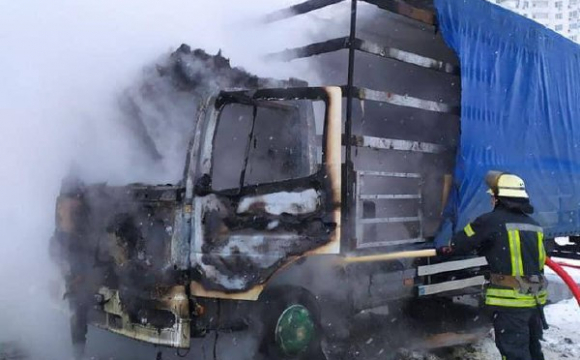 Загорілася на ходу: палаючу вантажівку гасили 15 людей