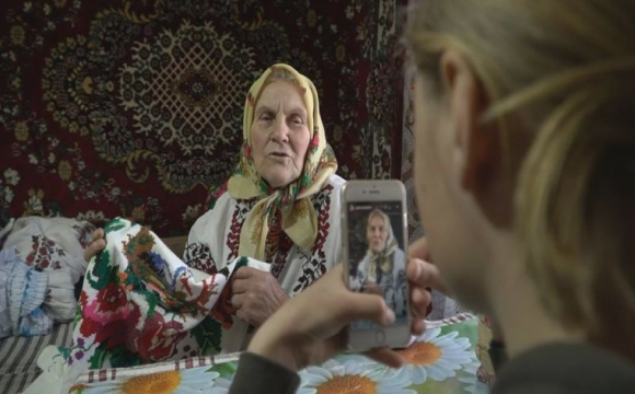 Українська бабуся стала зіркою ТікТоку та збирає мільйони переглядів. ВІДЕО