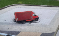 Вантажівка провалилася у фонтан на оновленій столичній площі. ФОТО