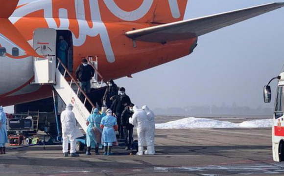 Через українку з позитивним ПЛР-тестом, літак застряг в єгипетському аеропорту: виник скандал
