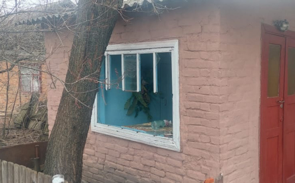Внаслідок ракетного удару вибило вікна й двері у багатьох будинках. ФОТО