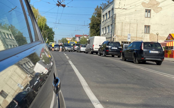 У Луцьку зіткнулися два авто: водії обурені через великий затор. ФОТО