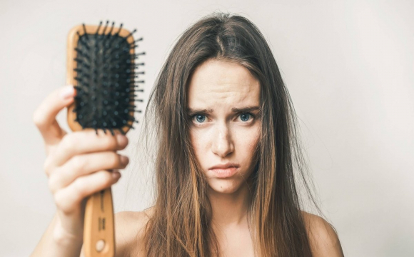 Як запобігти випаданню волосся взимку?