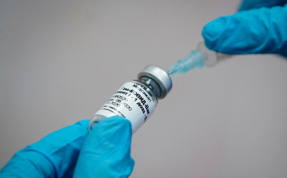 Після щеплень російською вакциною у людей температура, втрата нюху і високий тиск