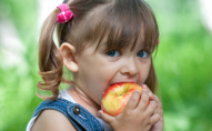 Проковтнула яблуко: у Тернополі лікарі рятували 6-річну дівчинку