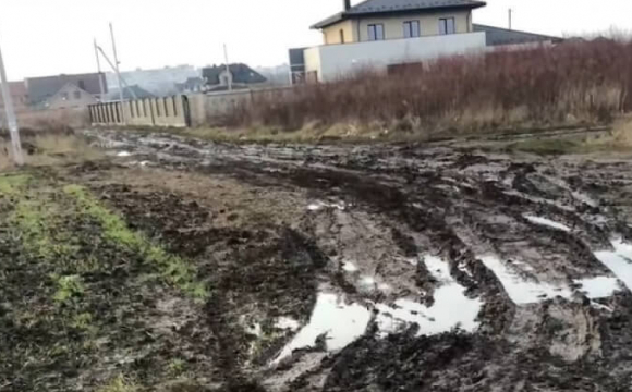 Неподалік Луцька мешканці скаржаться на місиво багнюки на дорозі. ВІДЕО