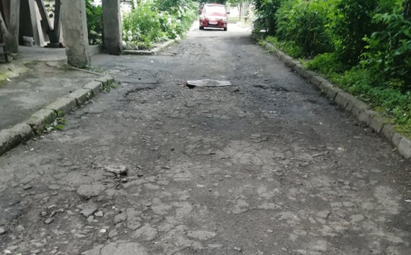 «Яма на ямі»: лучани скаржаться на розбиту дорогу у дворі