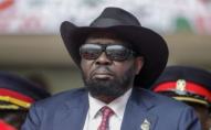 Президент Південного Судану привселюдно впісявся коли грав гімн його країни. ВІДЕО