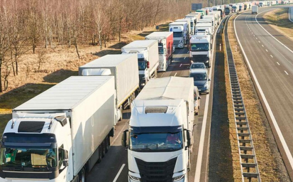 Польща закриває кордон для російських і білоруських вантажівок