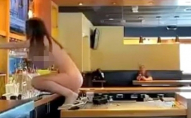 Трощила все: голу жінку в барі втихомирили лише електрошокером. ВІДЕО 18+