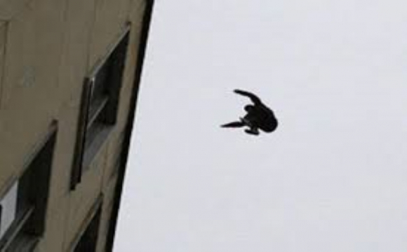 Зловили за ноги в останню секунду: в Луцьку 33-річний чоловік хотів стрибнути з даху