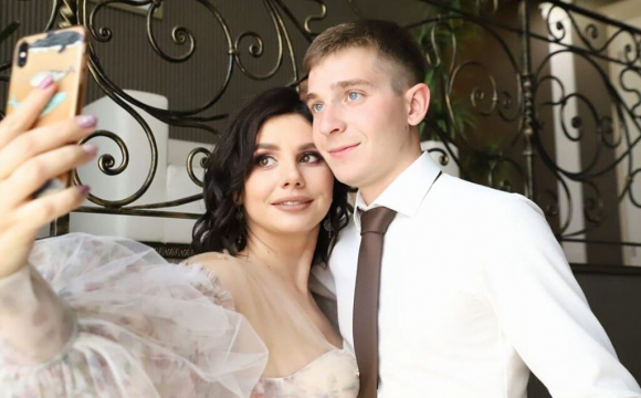 35-річна блогерка вийшла заміж за пасинка та народила від нього дитину. ФОТО