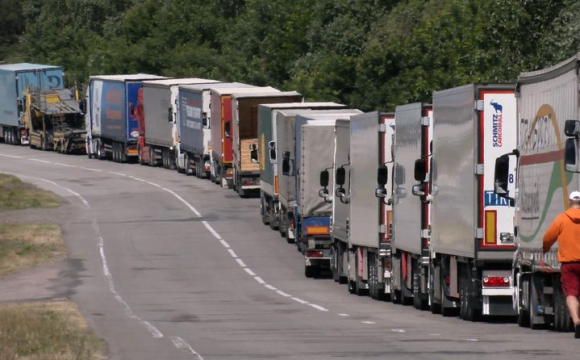 У пункті пропуску «Ягодин» застрягли тисячі вантажівок: фури стоять тижнями