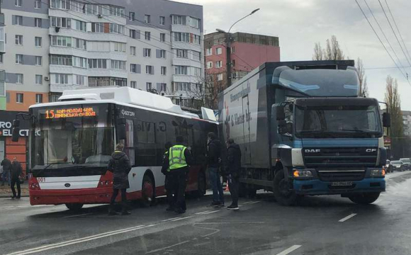 Рух транспорту ускладнений: у Луцьку зіткнулися вантажівка та тролейбус