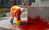 Величезна пляма «крові»: невідомий облив фарбою сходи перед Київрадою. ФОТО