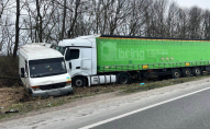 У Рівненській області зіткнулися бус та вантажівка: загинув 38-річний волинянин