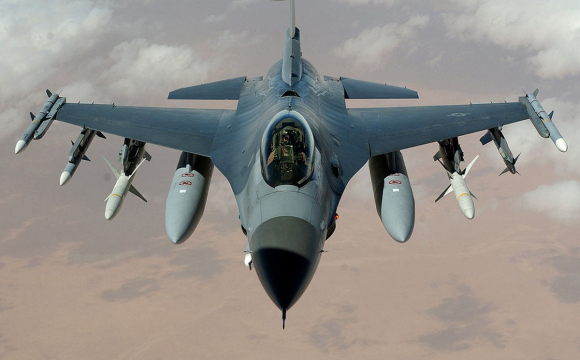 У росіян паніка: українські пілоти вчаться користуватись американськими винищувачами F-16