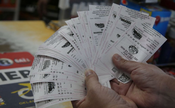 Чоловік купив 20 лотерейних білетів і виграв 20 разів. ФОТО