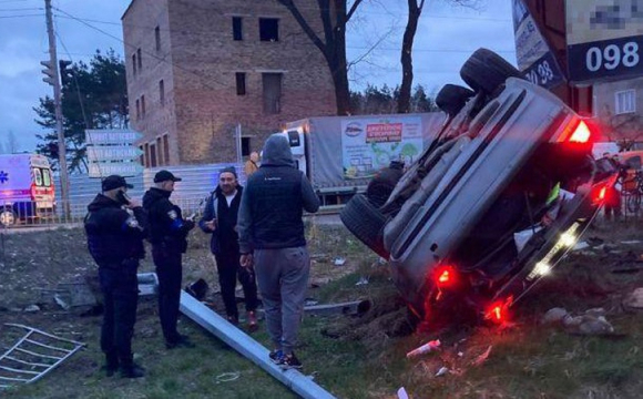 На Волині водій авто протаранив стовп та перекинувся. ВІДЕО