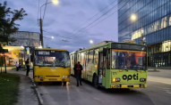 Маршрутка врізалася у тролейбус: постраждали люди. ФОТО