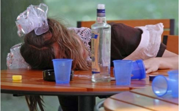 Школярки отруїлися алкоголем під час занять: директорка впевнена, що пиріжками