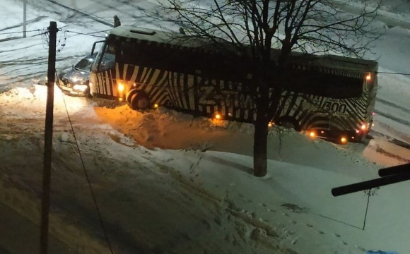У Володимирі-Волинському автівка зіштовхнулась з пасажирським автобусом. ФОТО. ВІДЕО