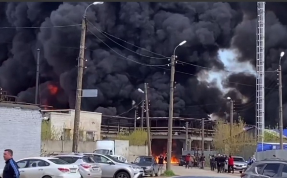 У росії знову пожежа – палає цистерна з розчинником. ВІДЕО