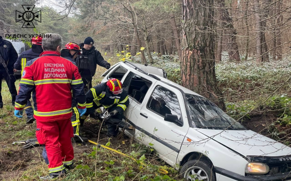 На Волині смертельне ДТП: водія діставали рятувальники