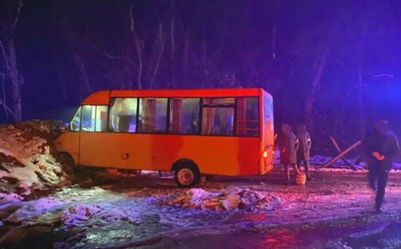 Маршрутка врізалась у блокпост: є постраждалі