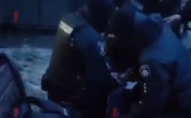 У Луцьку поліція силою затримала п'яного пасажира маршрутки. ВІДЕО
