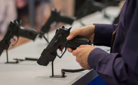 В Україні легалізували зброю: хто може отримати 