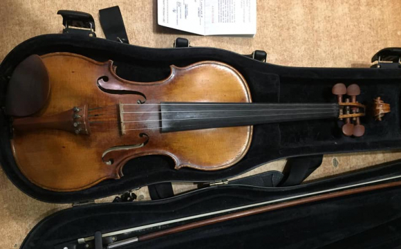 Через волинську митницю намагалися незаконно провезти стародавню скрипку. ФОТО