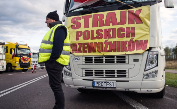 Польські перевізники не пропускають через кордон гуманітарну допомогу і паливо