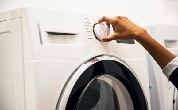 Який засіб категорично не можна додавати у машинку під час прання