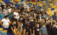 Стадіон літаючих урн: бійка між стюардами і фанами «Динамо». ВІДЕО
