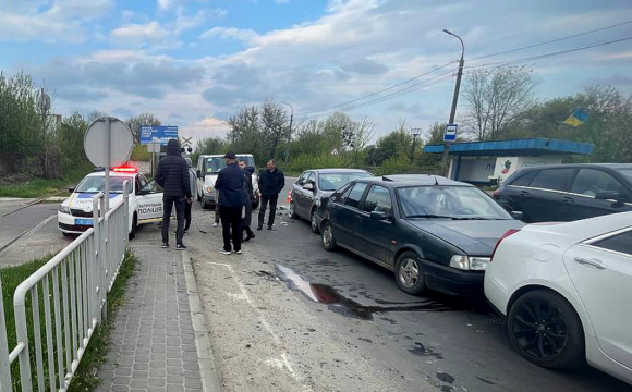 У Луцьку одночасно зіткнулися п'ять авто. ФОТО