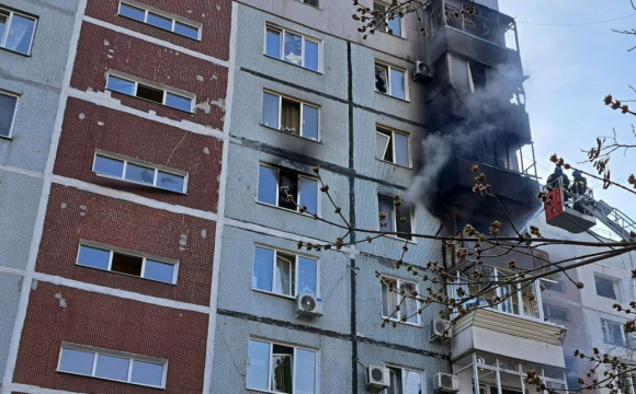 На зруйнованому після ракетної атаки балконі вцілів прапор України. ФОТО