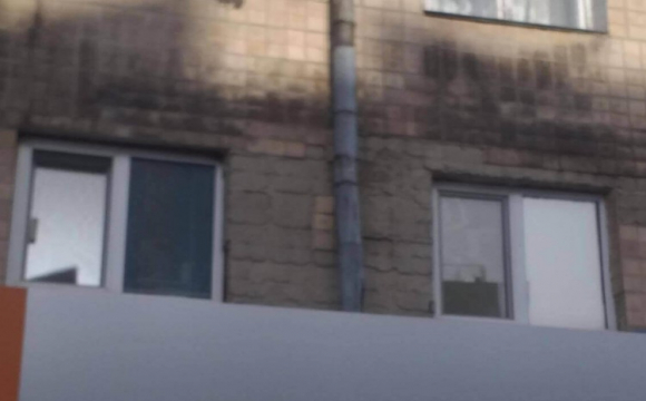 В Луцьку через іржаву трубу стіни будинку покрились пліснявою. ФОТО