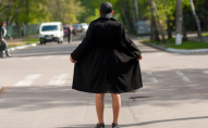 На заході України чоловік серед вулиці показував перехожим свій статевий орган