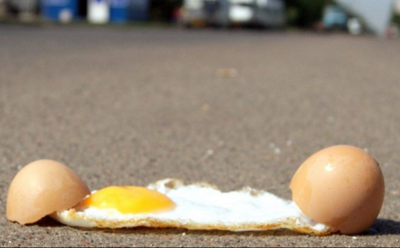 Сніданок на асфальті: через аномальну спеку яйця готують на землі. ФОТО