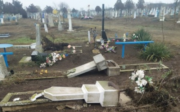 В селі чоловік розгромив місцеве кладовище