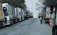 П'яні польські протестувальники розвернули вантажівку із автомобілями для ЗСУ